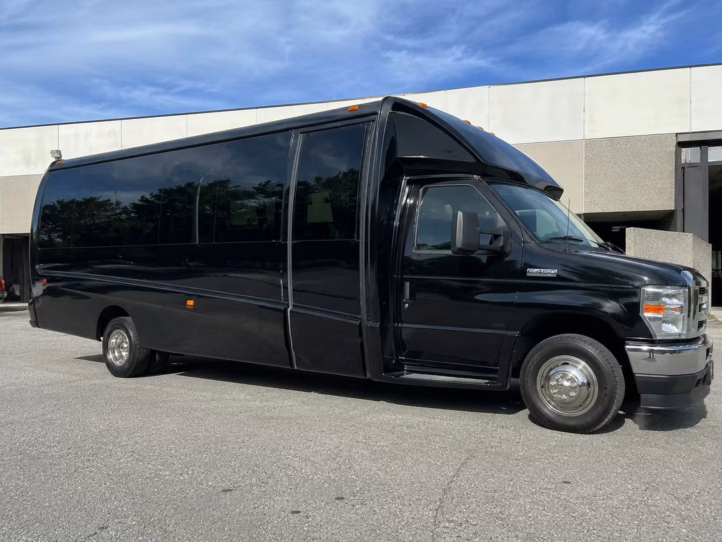 lakewood 18 passenger minibus rental